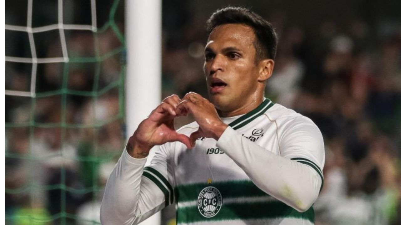 Coritiba vence Fluminense e fica perto de sair da zona de rebaixamento