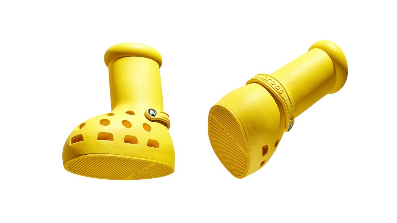 MSCHF lança nova bota gigante em colaboração com a marca Crocs