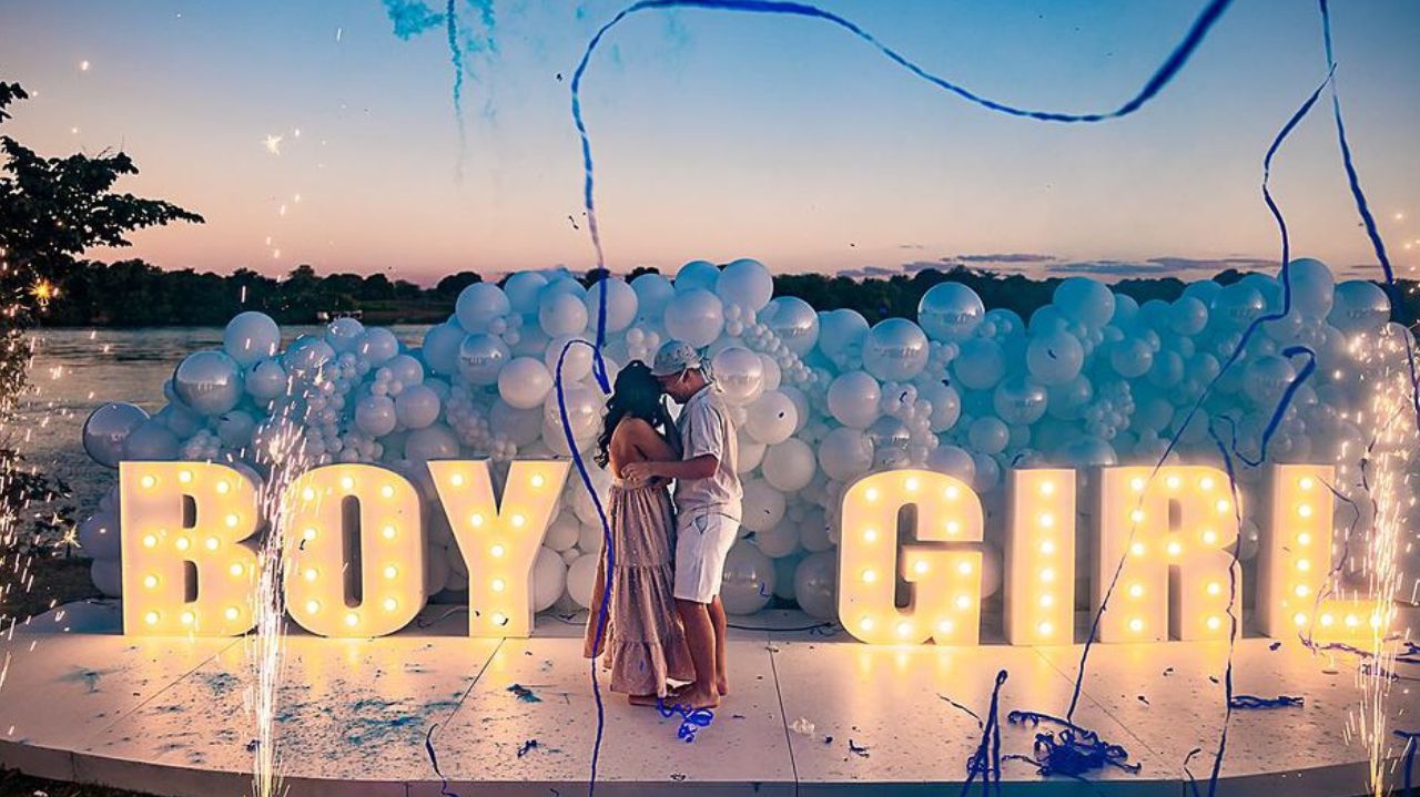 Cantor João Gomes e Ary Mirelle anunciam sexo do primeiro filho em chá revelação