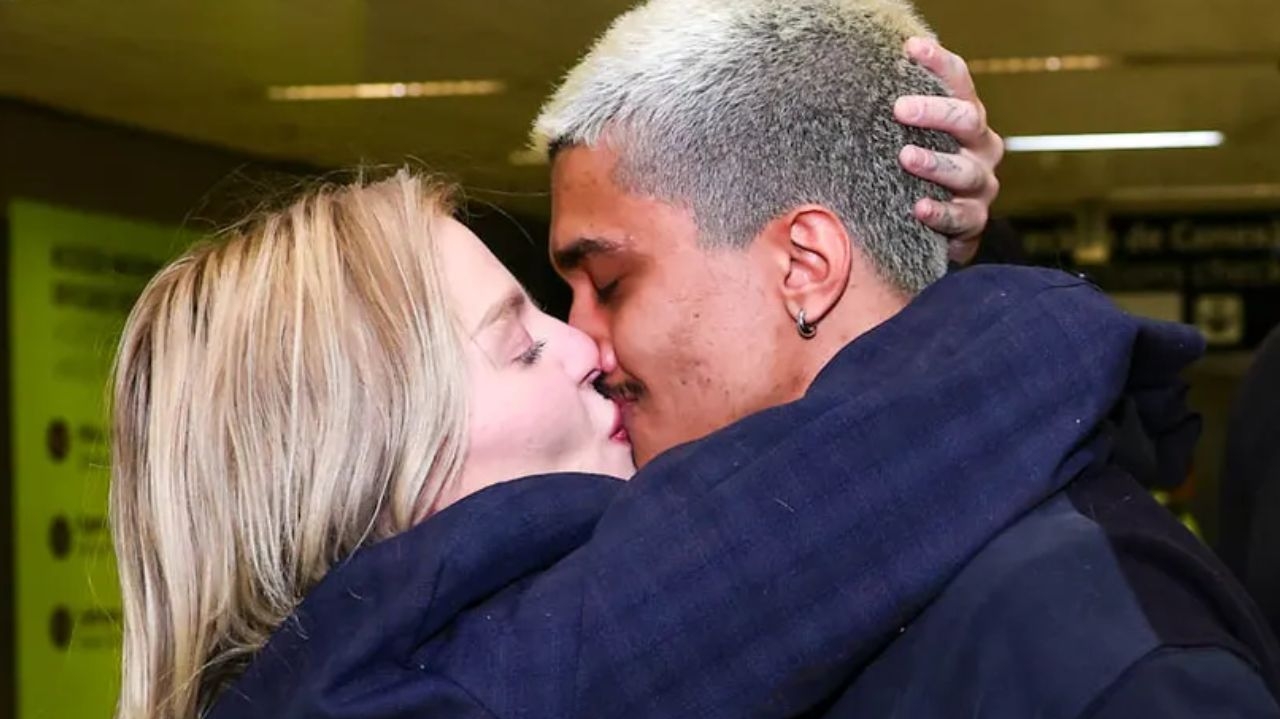 Luisa Sonza é recebida com beijos de affair em aeroporto