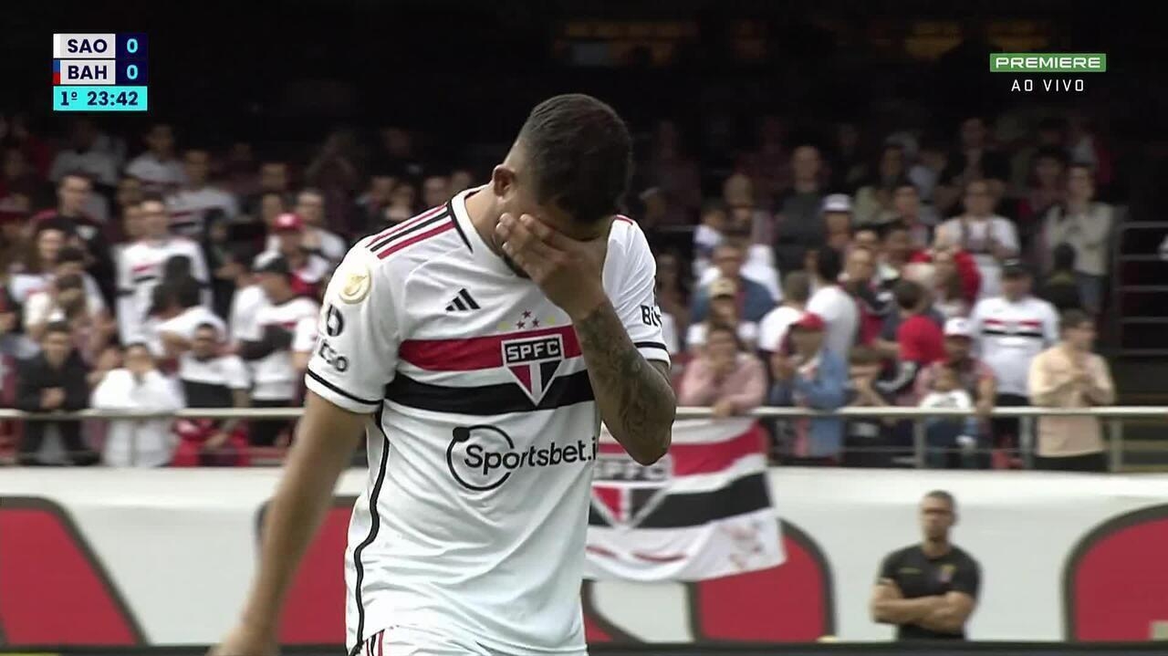Erison deixa partida do São Paulo com desconforto na coxa e chora ao sair de campo