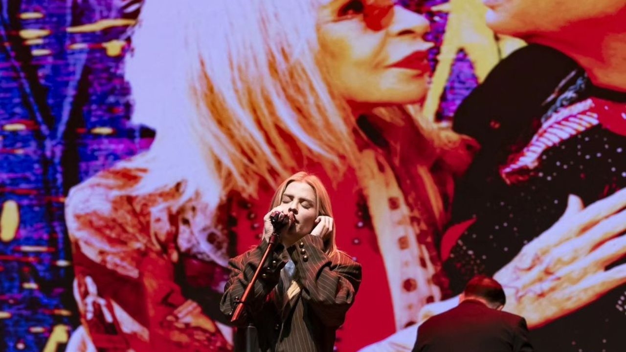 Luísa Sonza se emociona durante show em homenagem à Rita Lee