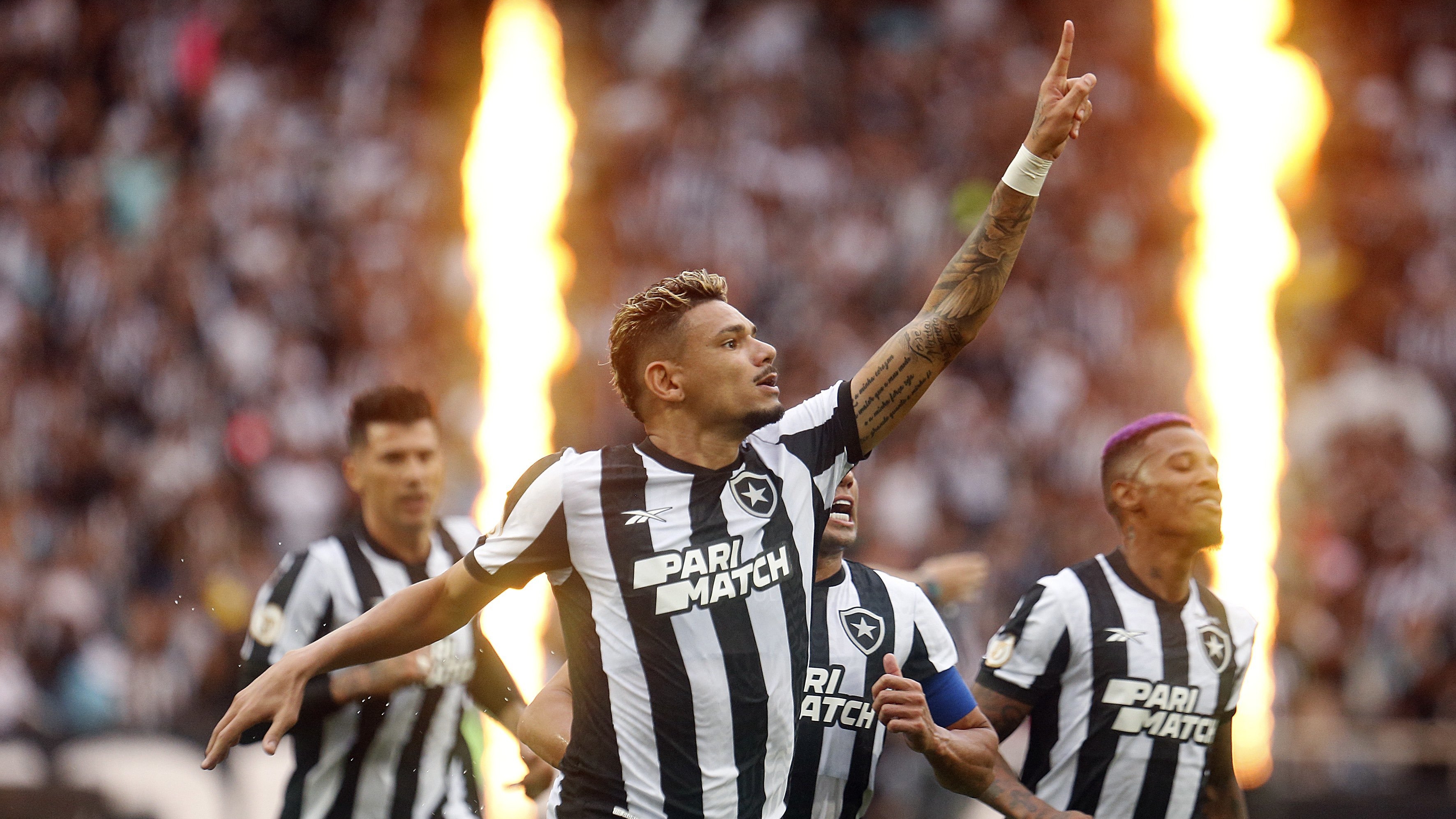 Botafogo goleia Coritiba no Nilton Santos e fica com o “título” do primeiro turno