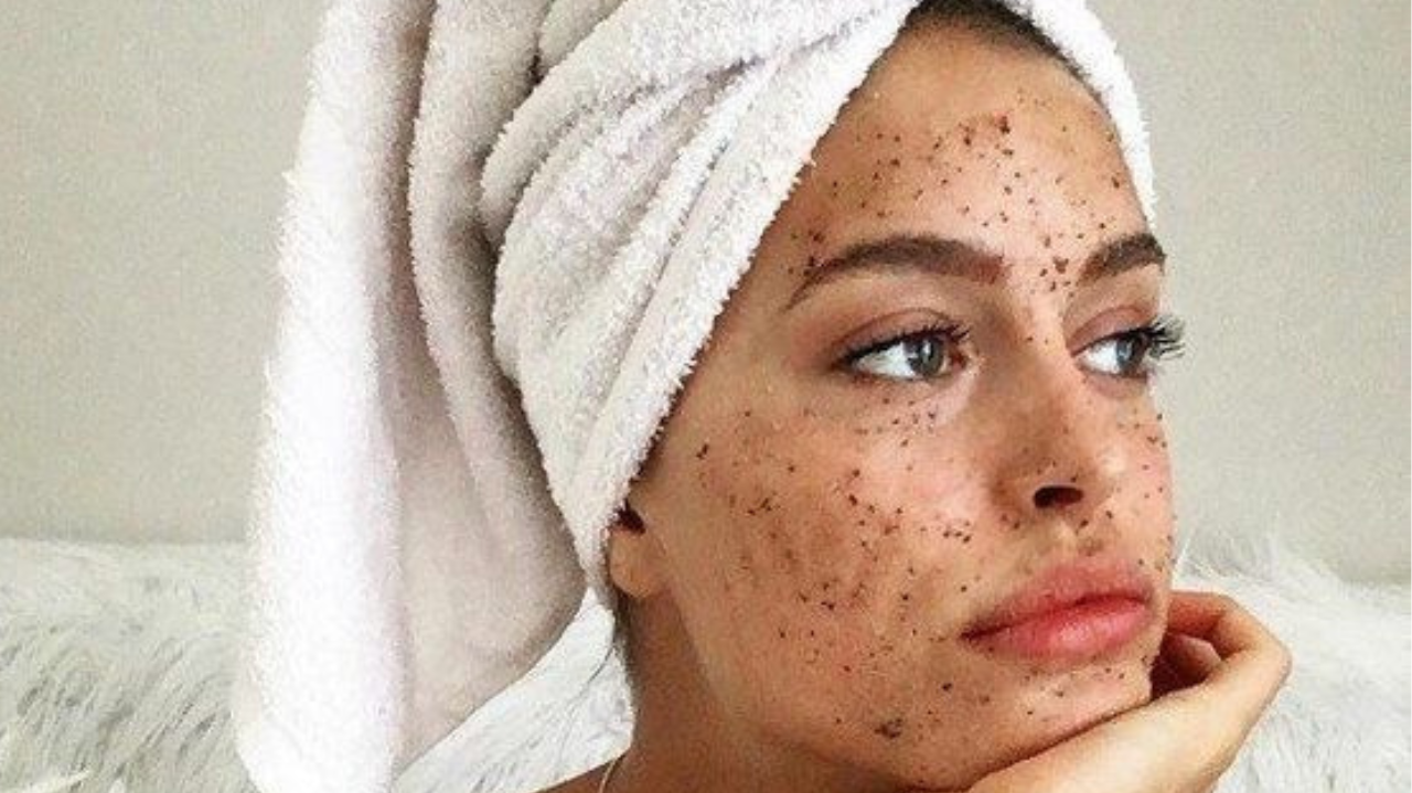 Conheça a esfoliação, nova prática polêmica de skincare