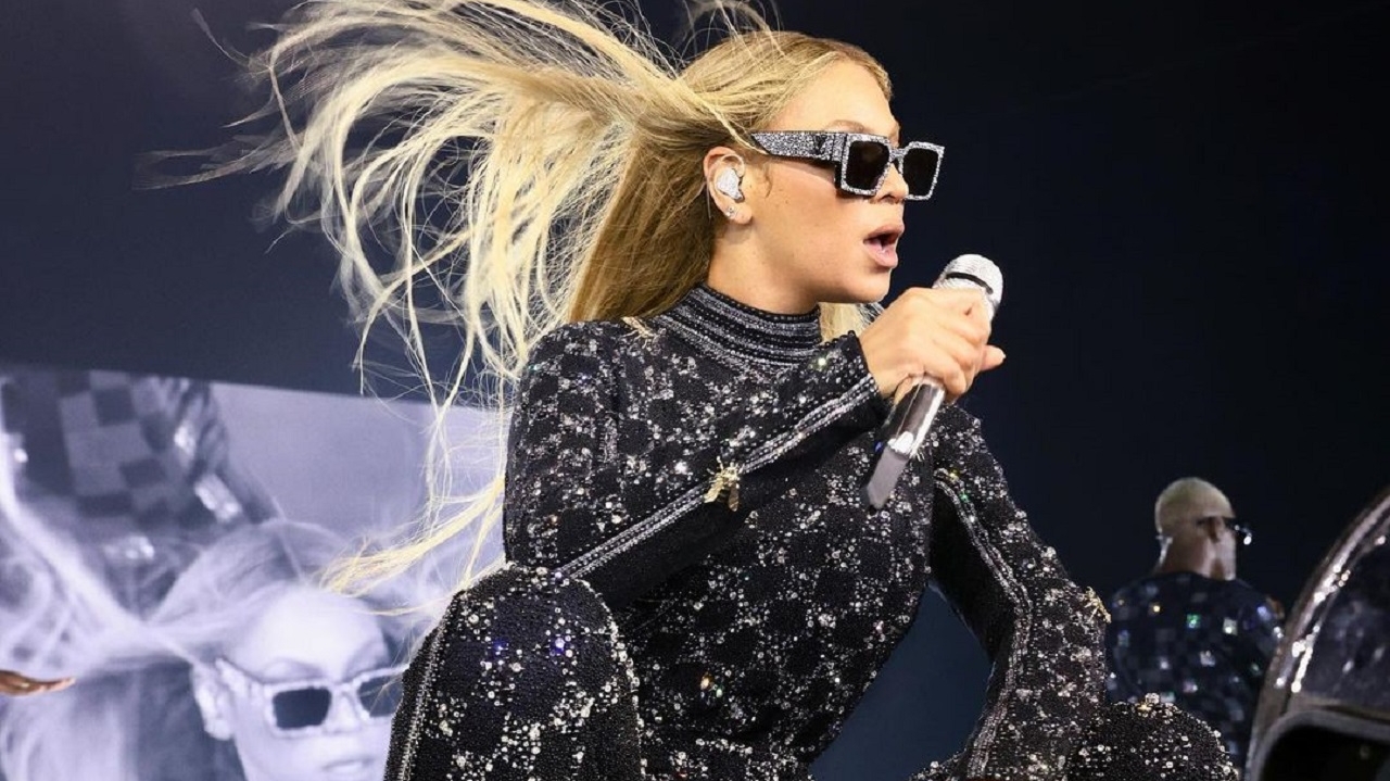 Beyoncé brilha muito com catsuit cravejado de cristais desenhado por Pharrel Williams 