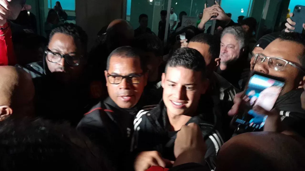 James Rodríguez é recebido pela torcida em aeroporto