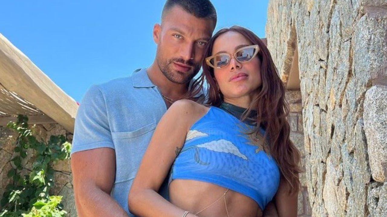 Anitta e Simone Susinna trocam tatuagens na Grécia