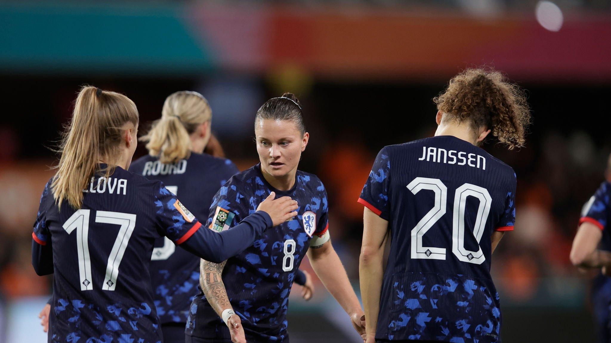 Holanda consegue maior goleada da Copa e avança em primeiro no Grupo E