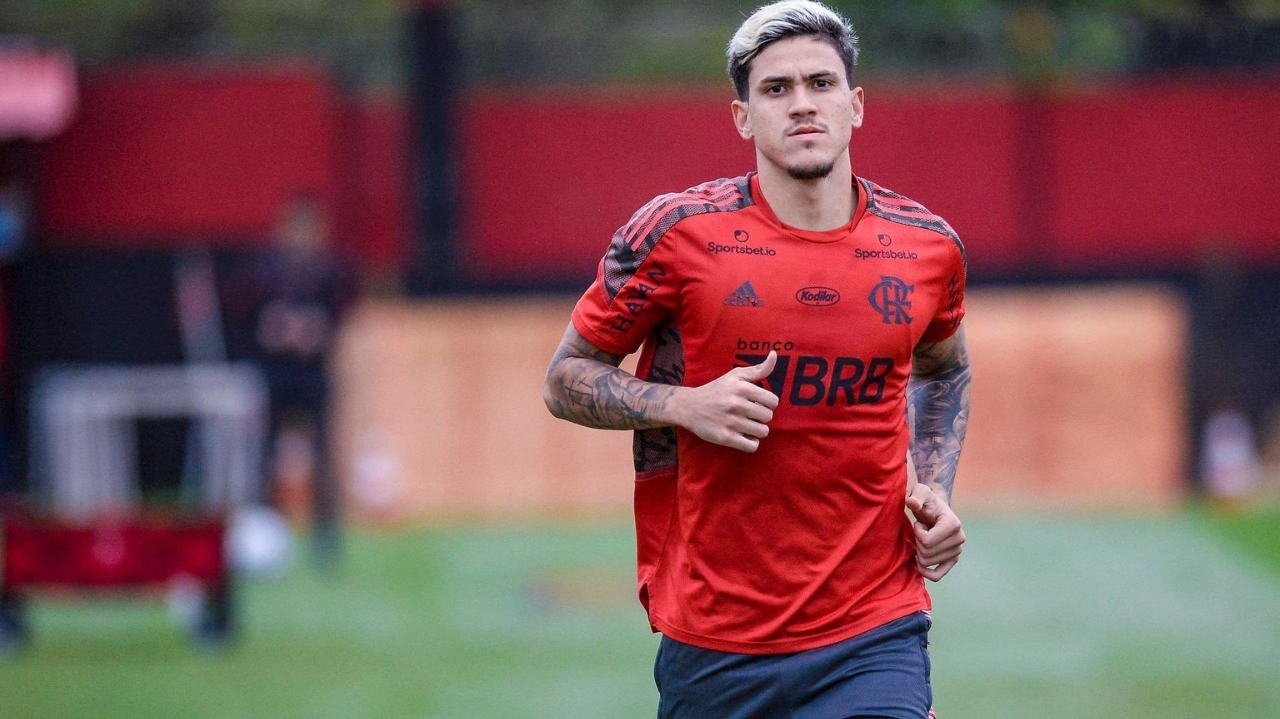 Após reunião com dirigentes, atacante Pedro diz que volta aos treinos nesta terça-feira