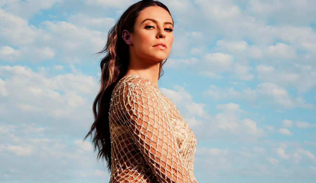 Paolla Oliveira curte dia de praia “/pra lavar a alma”/