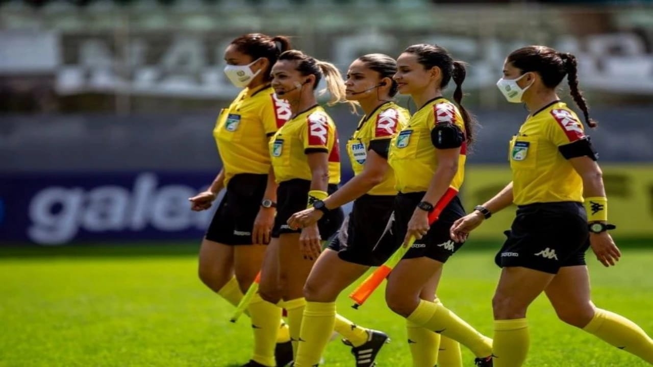 Pela primeira vez na história, uma arbitragem 100% feminina comandará um jogo de futebol masculino