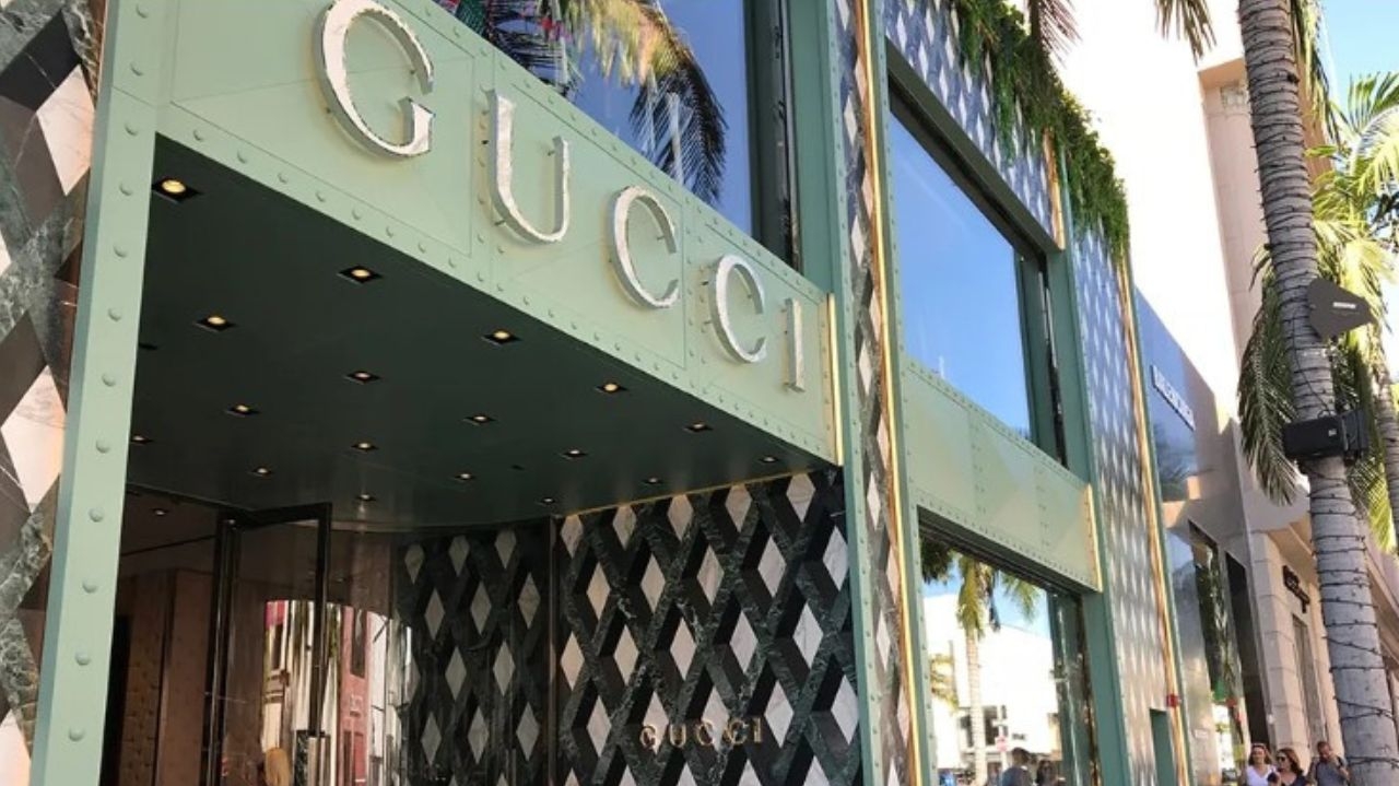 Grupo assalta loja da Gucci na Califórnia; confira vídeo do momento