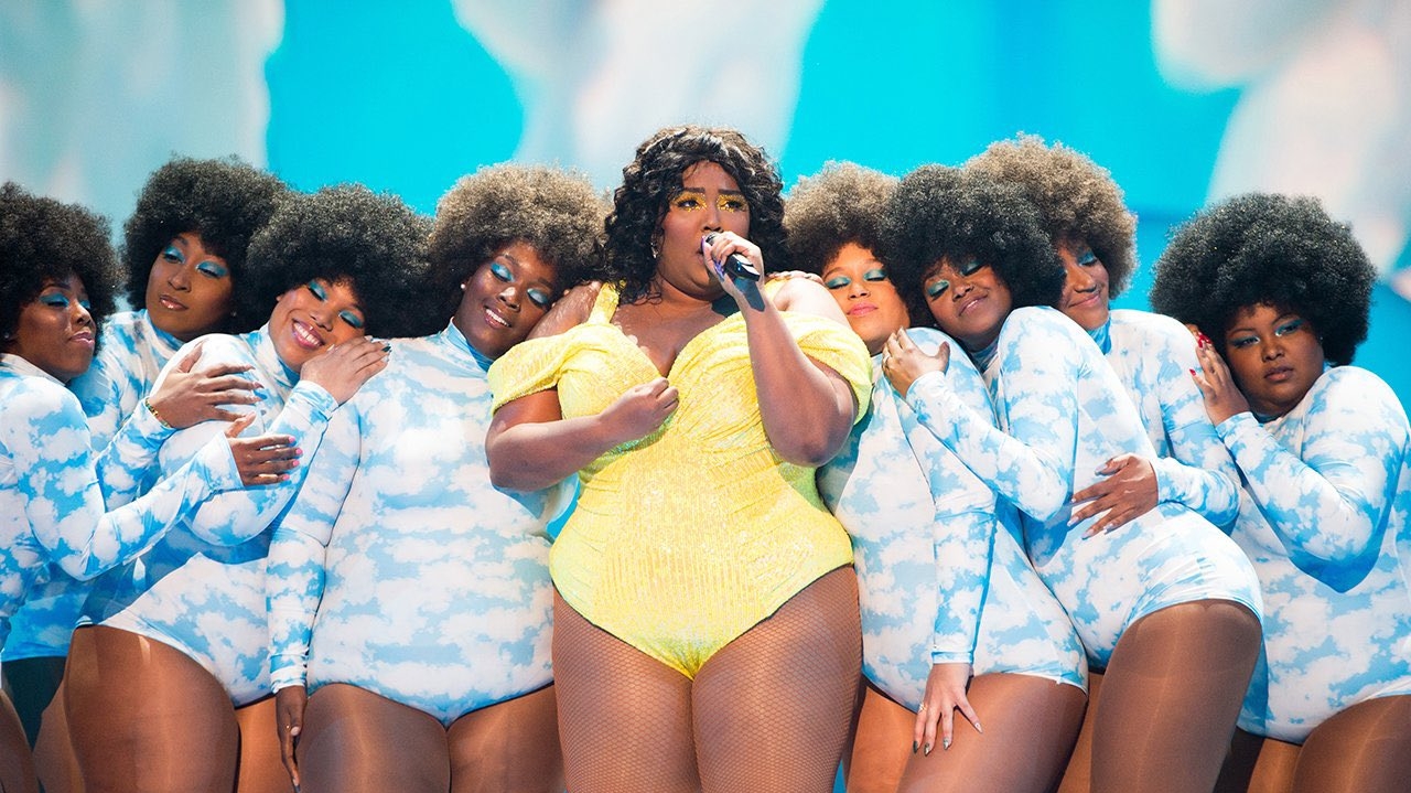 Lizzo é acusada de assédio por ex-dançarinas da equipe