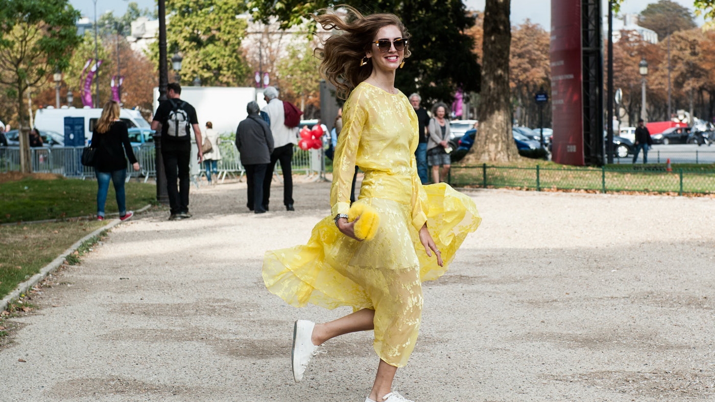Tendência “amarelo manteiga” promete iluminar os looks