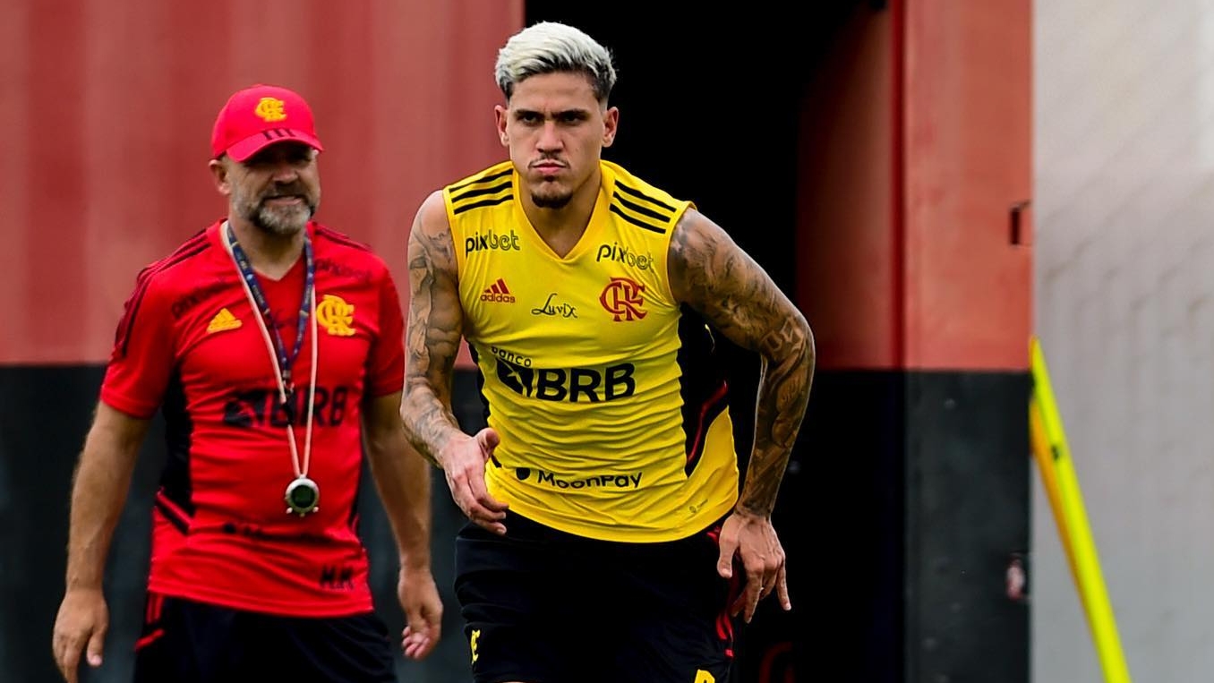 Pedro é suspenso por um jogo e recebe multa do Flamengo por não aquecer; atacante também leva advertência