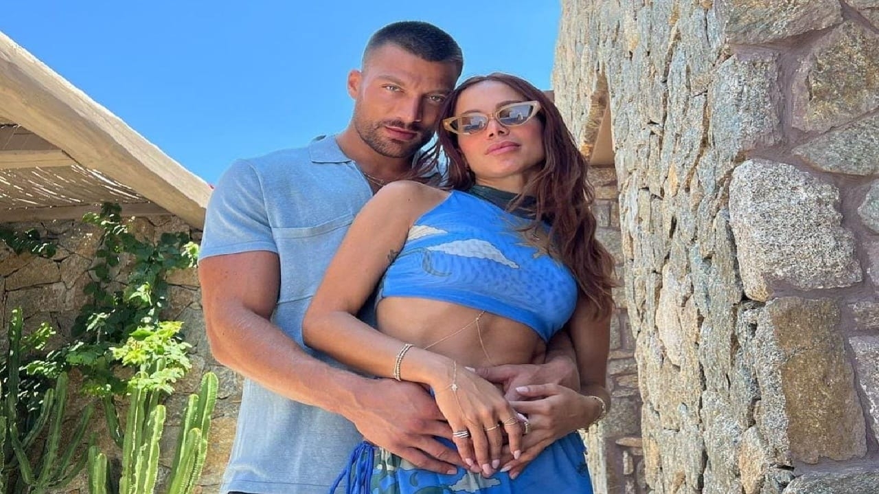 Anitta se irrita e rebate comentários sobre namoro com Simone Susinna