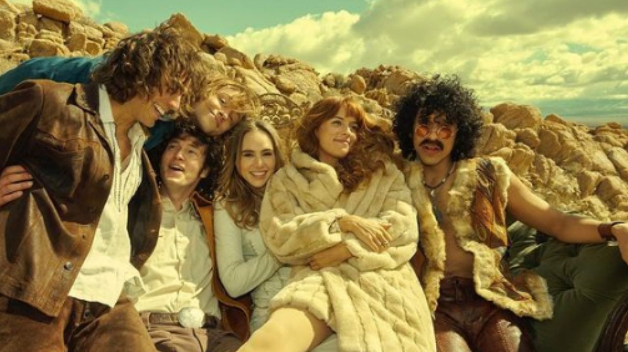 Conheça o boho chic, tendência que voltou com “Daisy Jones & The Six”