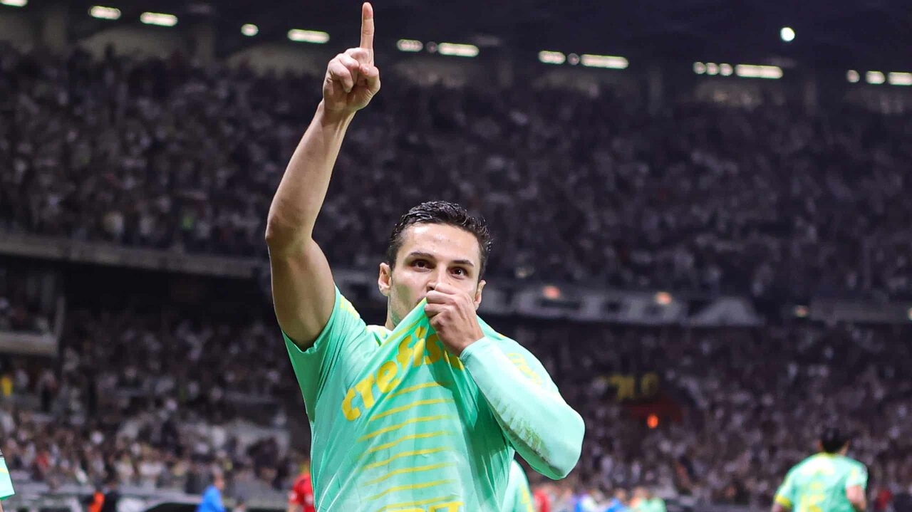 Abel Ferreira promove mudanças no estilo de jogo do meia Raphael Veiga