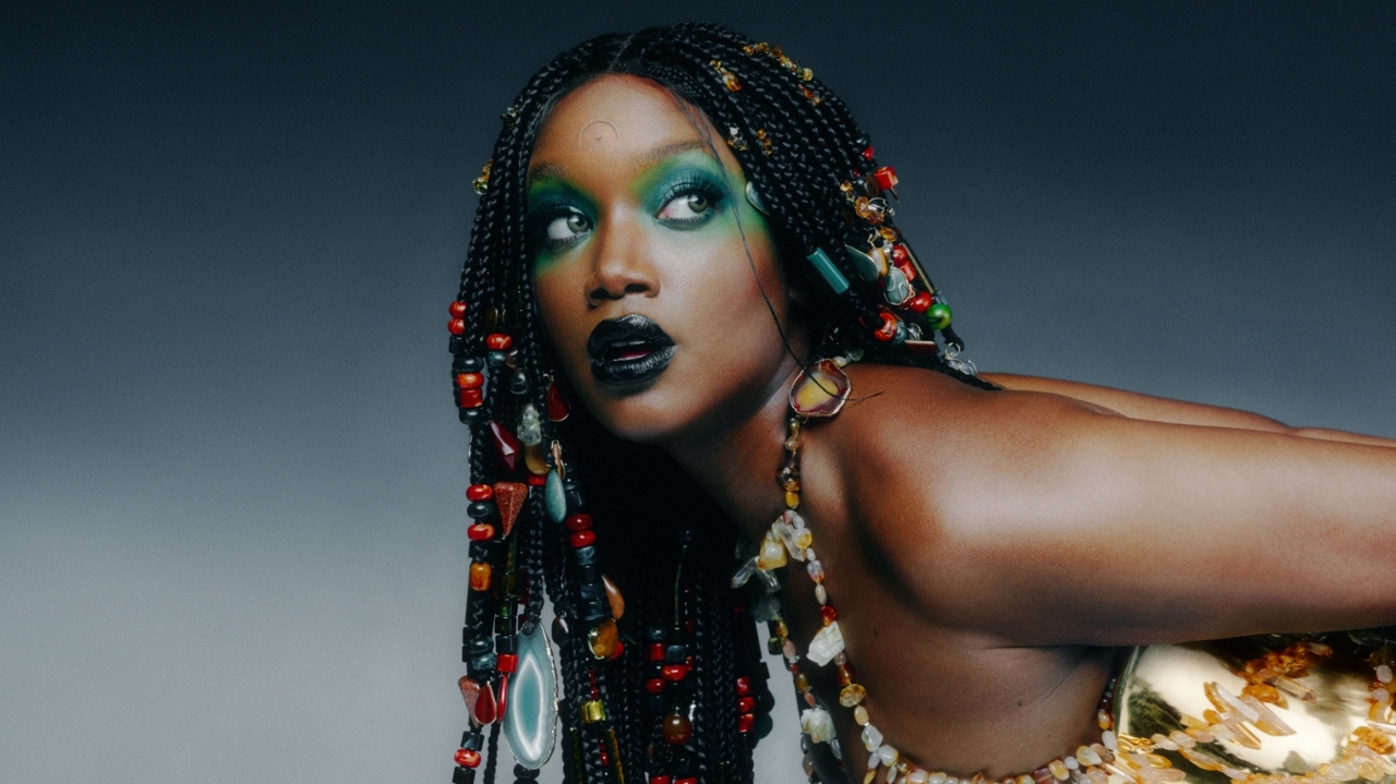 Exclusivo: IZA explora sua feminilidade e o reencontro com o amor em “AFRODHIT”