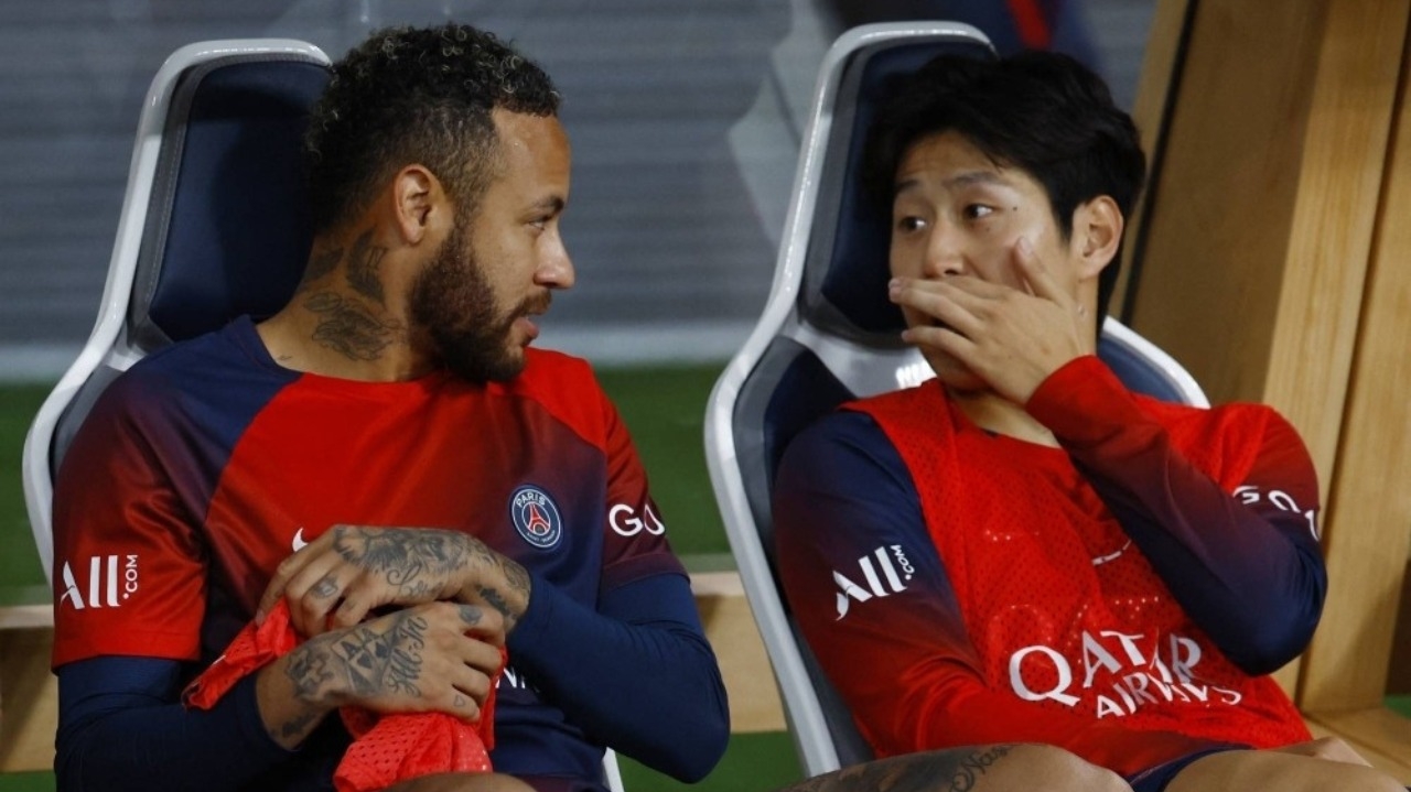 Meia coreano vira xodó de Neymar dentro do PSG