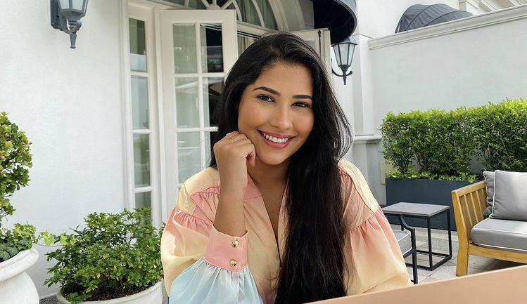 Thaynara OG toma a primeira dose da vacina contra a Covid-19 no Maranhão