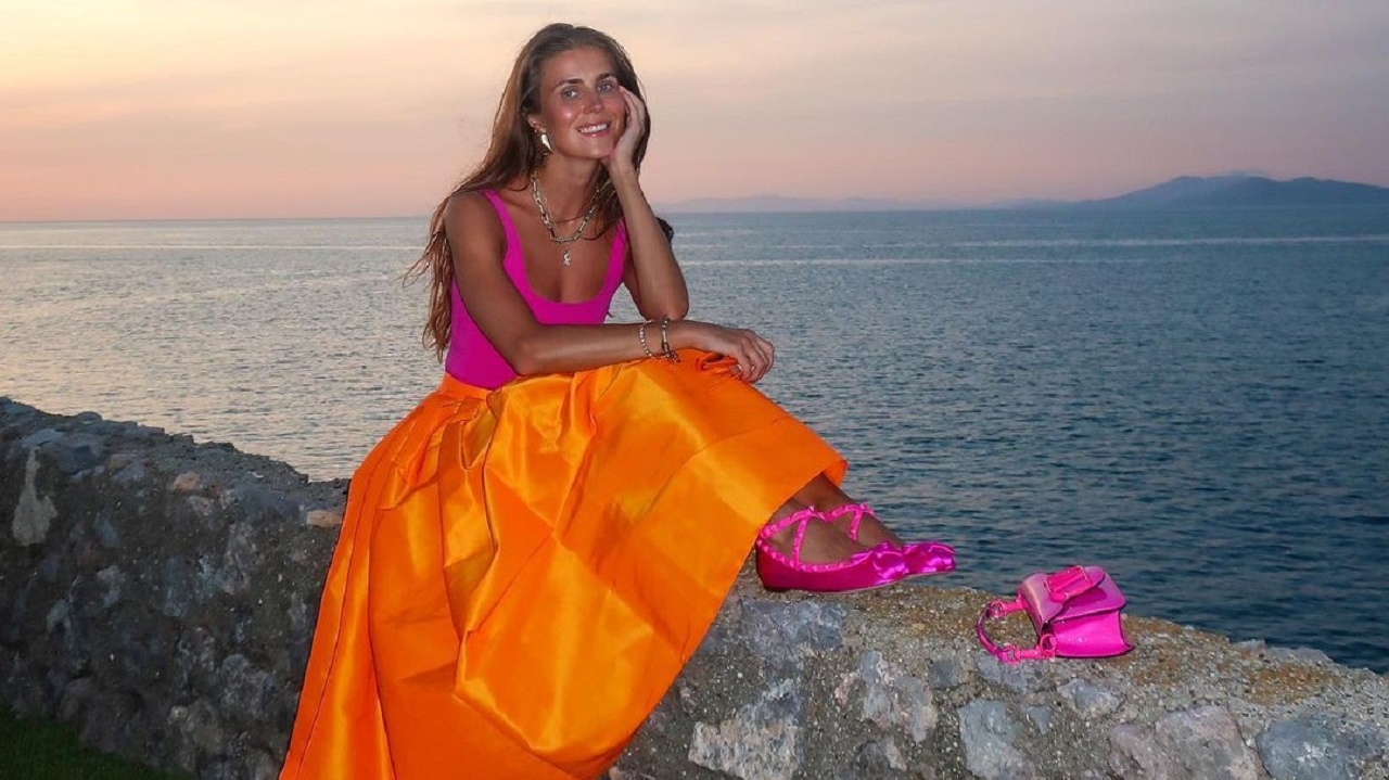 Sapatilha e saia mídi estão de volta e juntas em mix poderoso