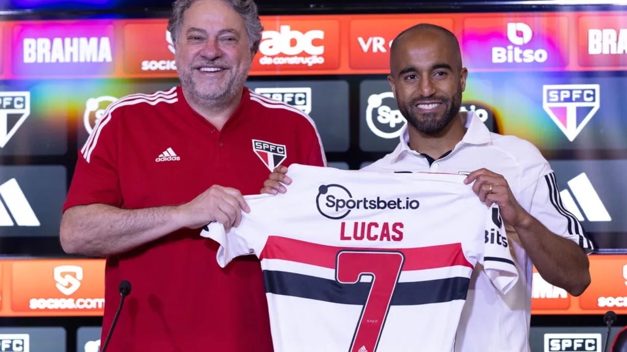 Lucas é apresentado no São Paulo e nega que tenha acordo com outra equipe