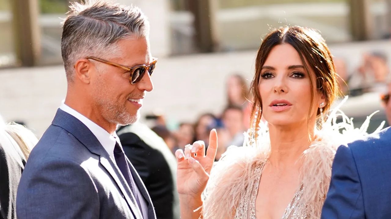 Relacionamento de Sandra Bullock com namorado estaria por um fio após atriz pedir “um tempo”