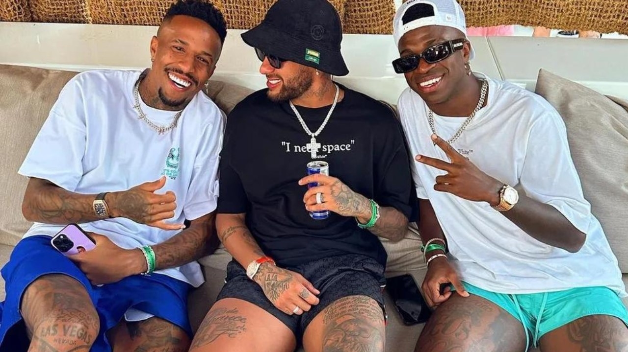 Viagem de Éder Militão, Neymar e Vinicius Jr. feita após boatos de término com Cássia Loureço, causa polêmica