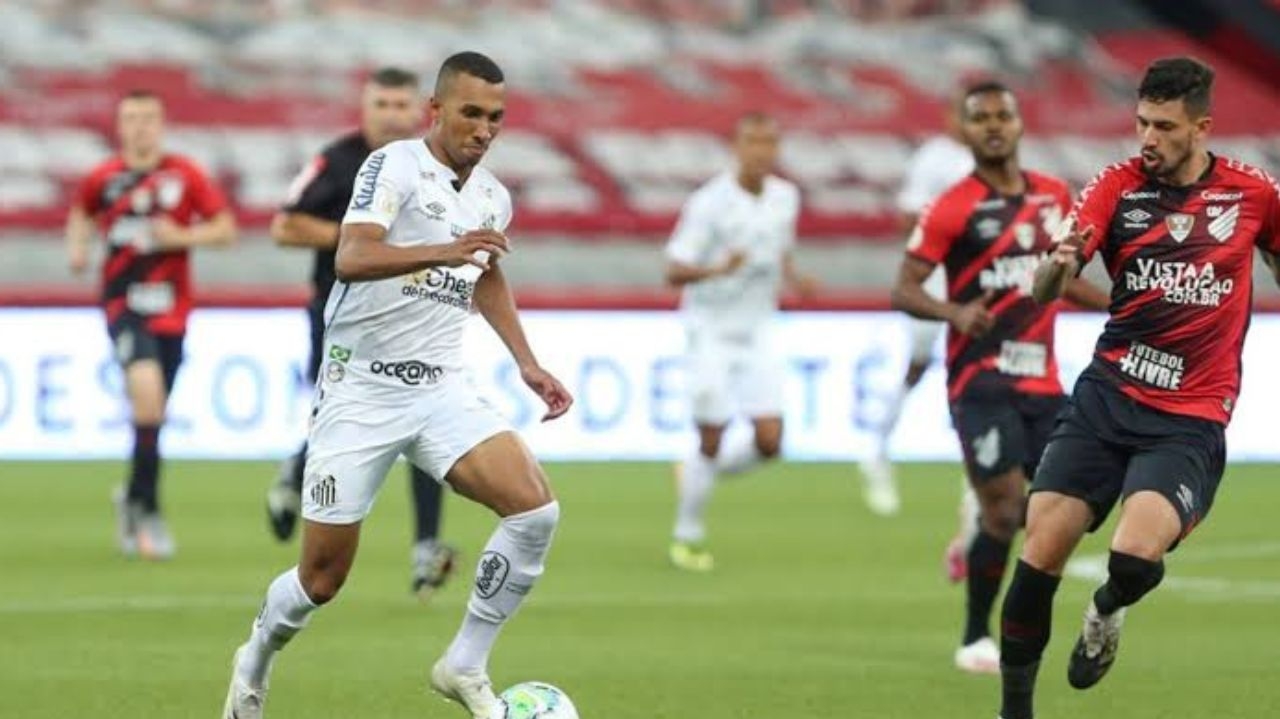 Em partida sem torcedores, Santos e Athletico-PR se enfrentam na Vila Belmiro