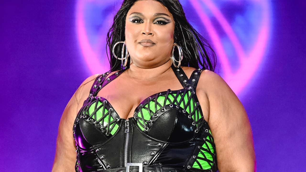 Acusada de assédio, Lizzo contrata advogado responsável por defender Johnny Depp