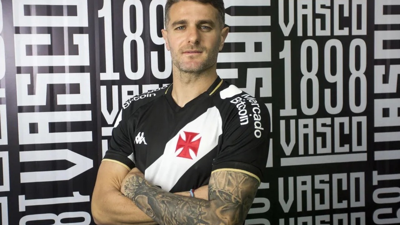 Vasco apresenta o atacante argentino Pablo Vegetti