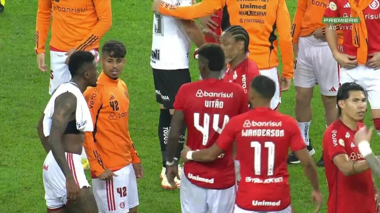 Jogadores do Internacional discutem após confronto contra o Corinthians
