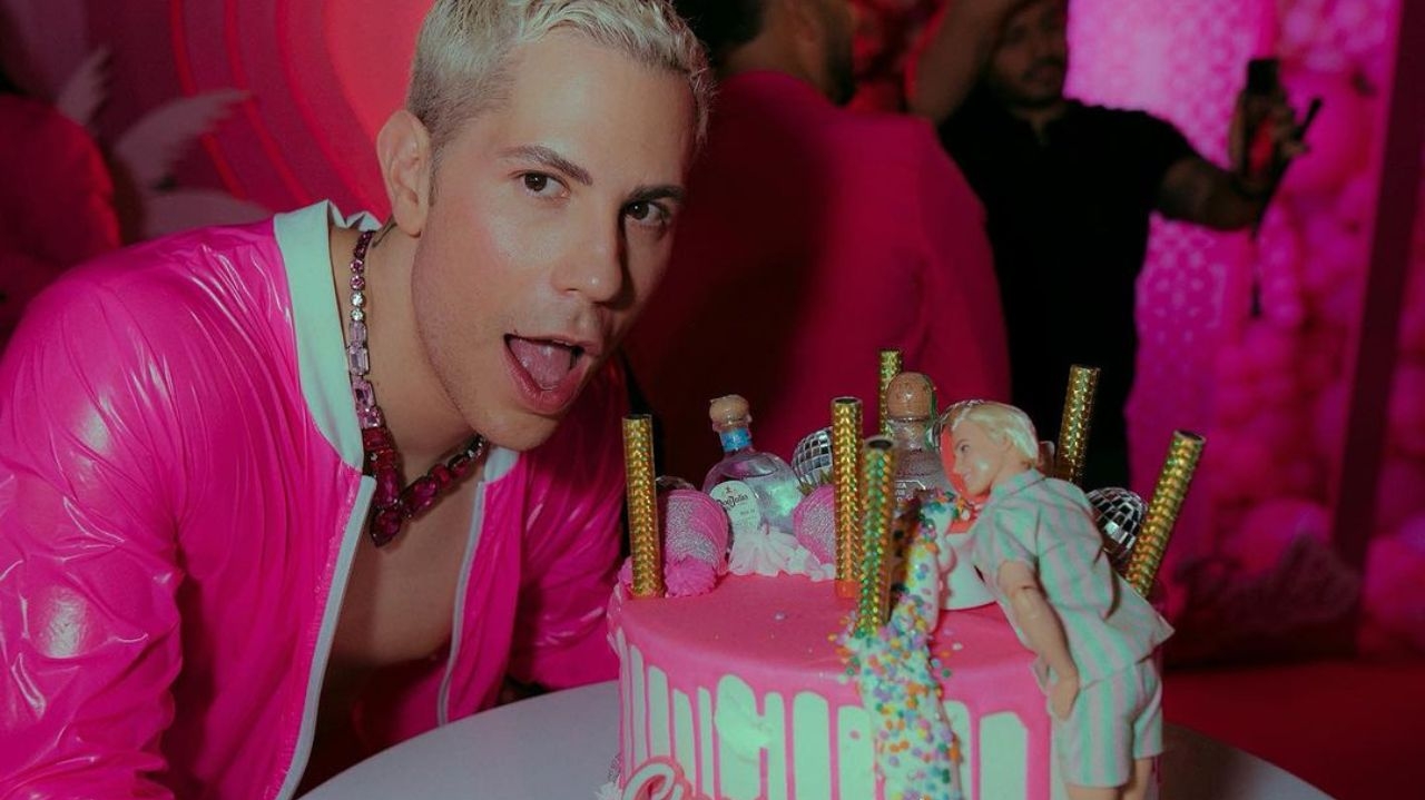 Christian Chávez comemora 40 anos com festa na estética “Barbie”