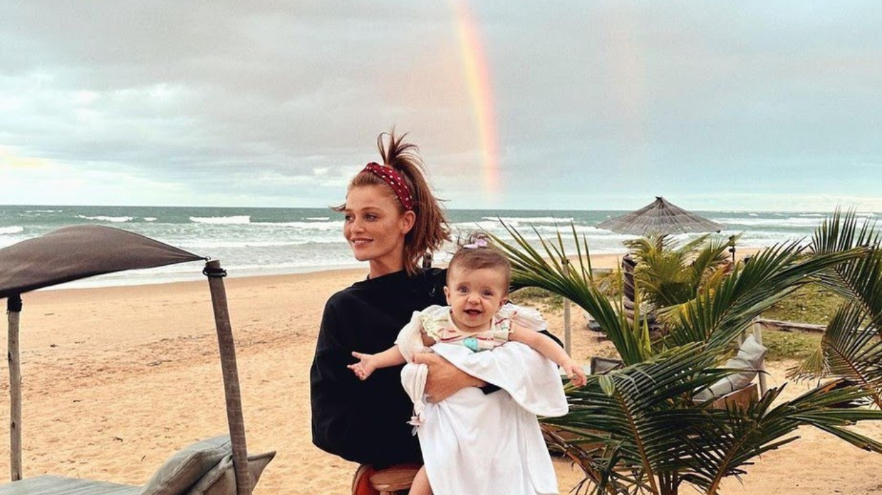 Cintia Dicker compartilha momentos de férias com a filha na Bahia