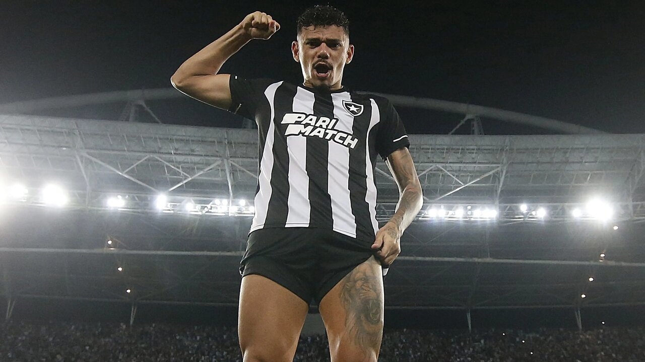 Lesão no joelho afasta Tiquinho do Botafogo por cinco semanas