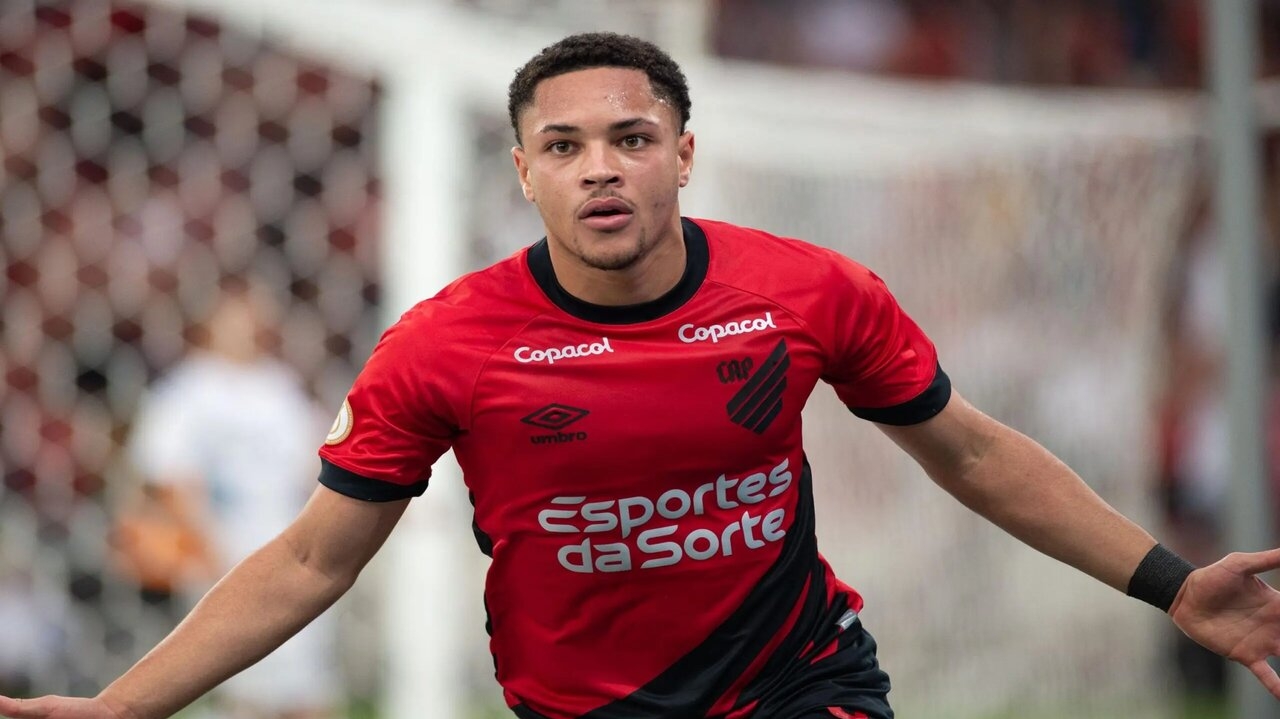 Barcelona quer antecipar saída de Vitor Roque, mas Athletico segura atacante até o ano que vem