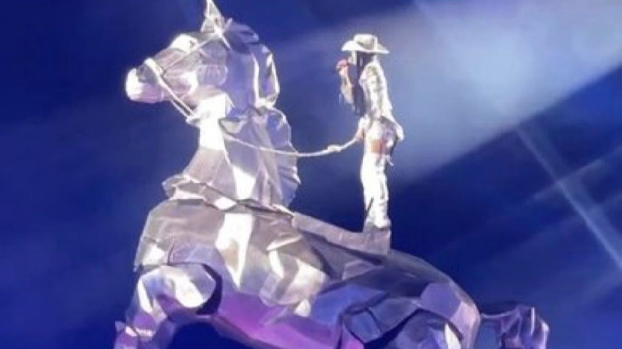 Ana Castela se apresenta em cima de cavalo no Criança Esperança