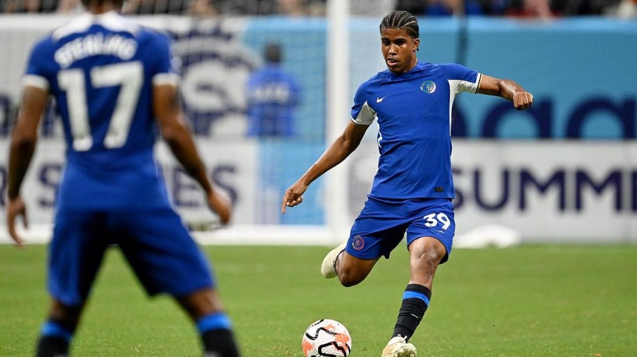 Andrey Santos recebe camisa 20 e não deve ser emprestado pelo Chelsea