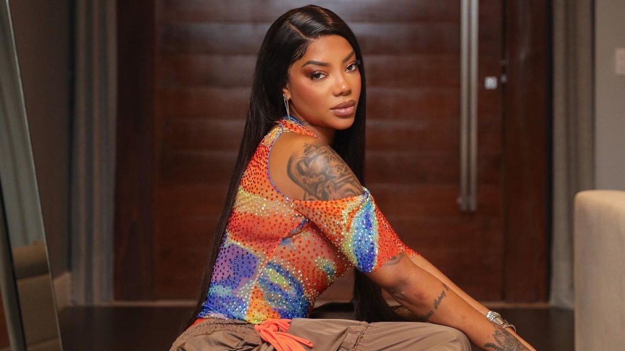 “Vilã live”: Ludmilla comemora nova versão de álbum e manda indireta para gravadora