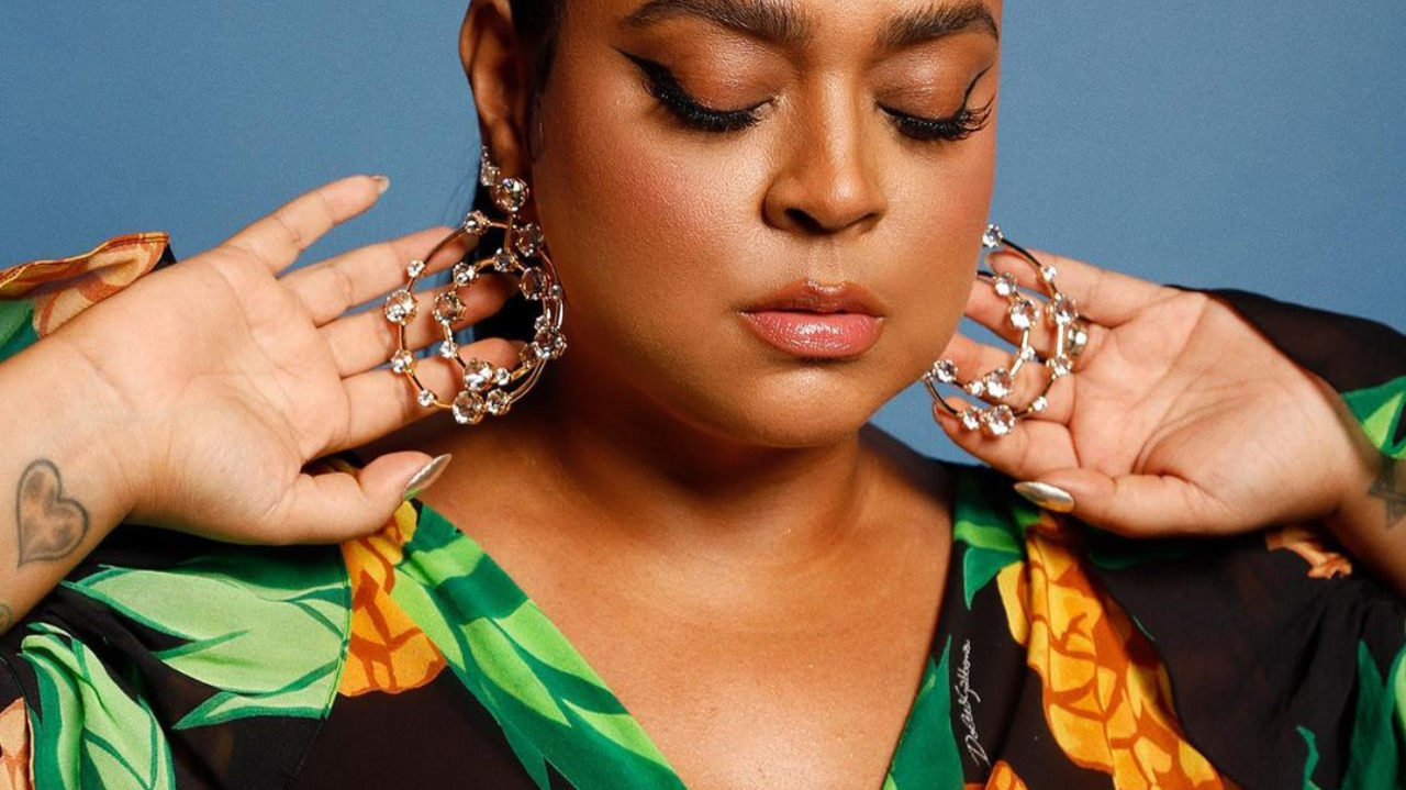 Preta Gil opta por vestido estampado da Dolce & Gabbana para celebrar aniversário