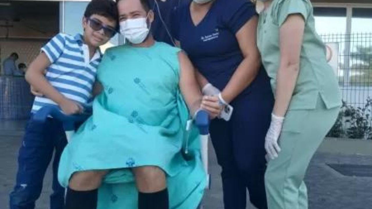 Após cirurgia, homem que foi atingido por aparelho em academia consegue se sentar