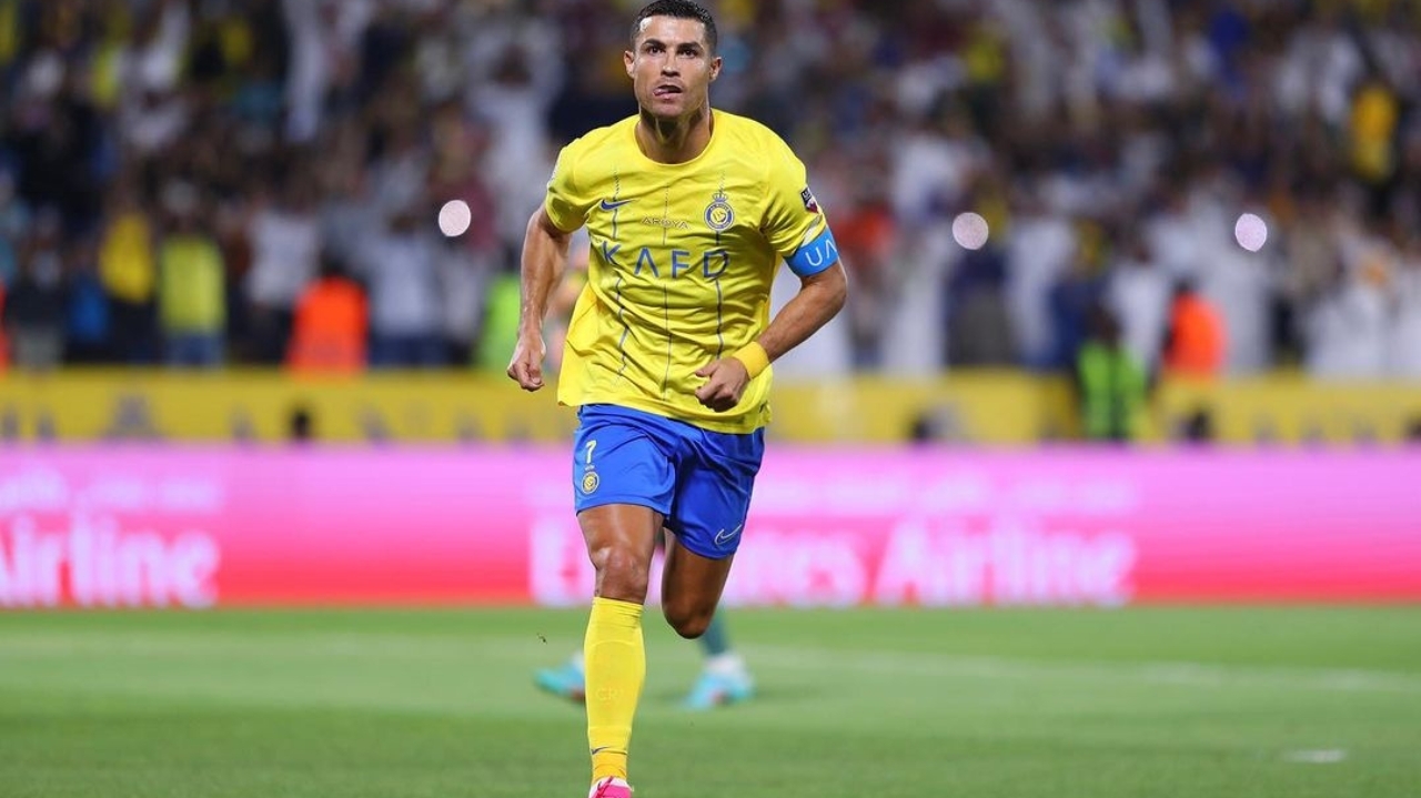 Cristiano Ronaldo comemora com sinal da cruz na Arábia Saudita