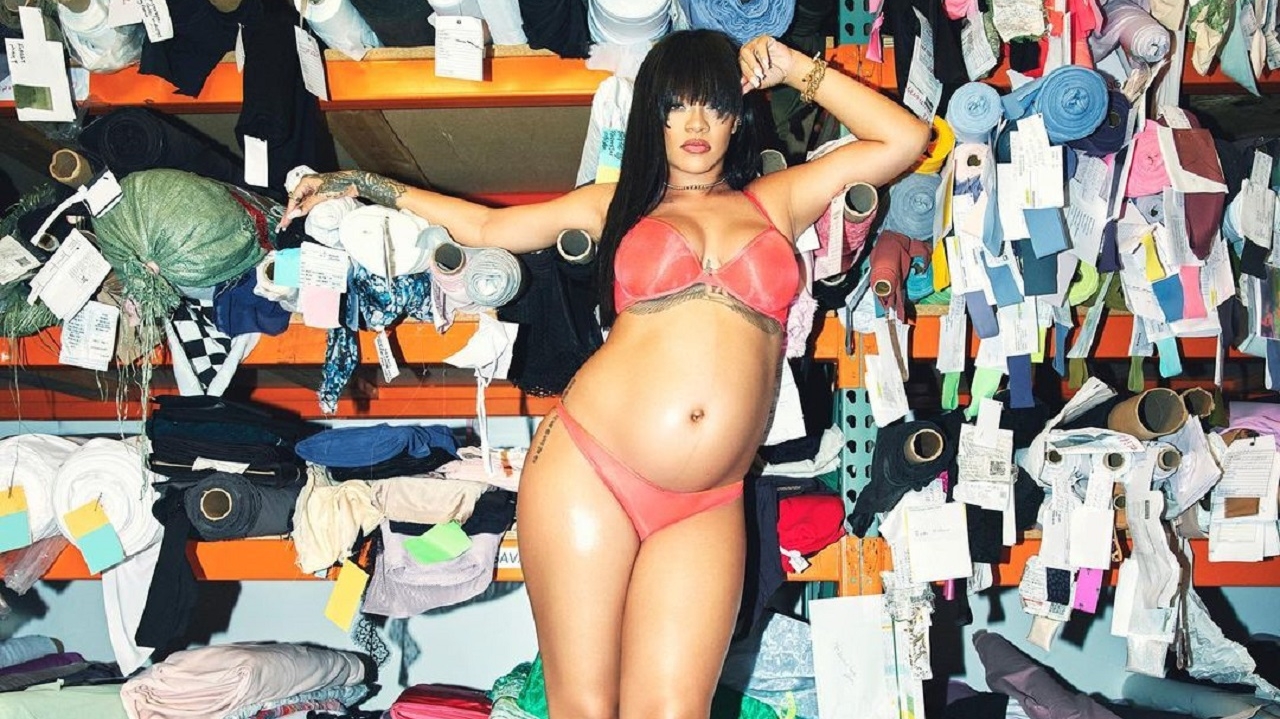 Rihanna prova que mamães podem ser sexy com nova coleção de lingerie para maternidade