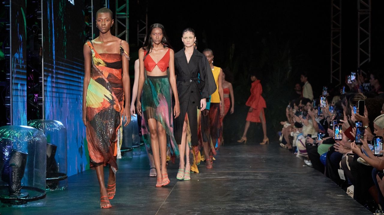 Marca de moda de Marina Ruy Barbosa realiza seu primeiro desfile