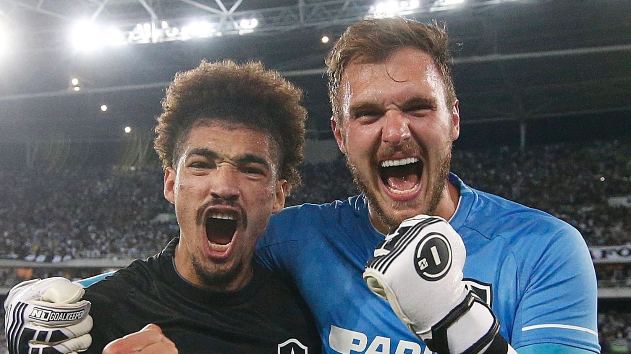 Lyon acerta a contratação de Lucas Perri e Adryelson do Botafogo