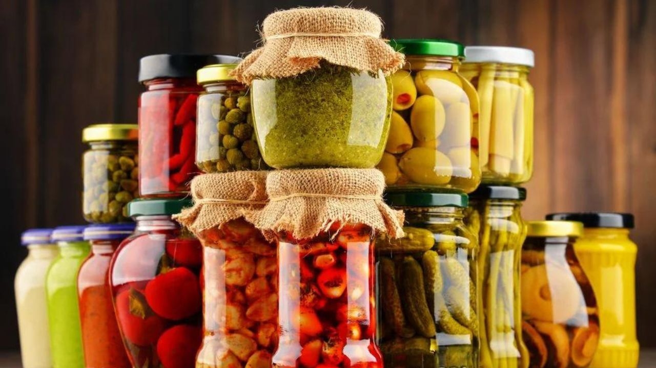 Atenção para o botulismo, doença bacteriana grave presente em conservas de alimentos