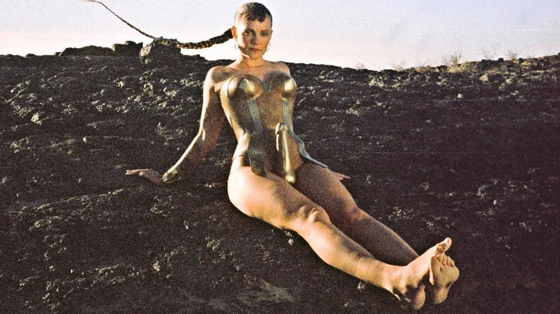 Tove Lo lança versão estendida de “Dirt Femme” com três novos singles extraordinários