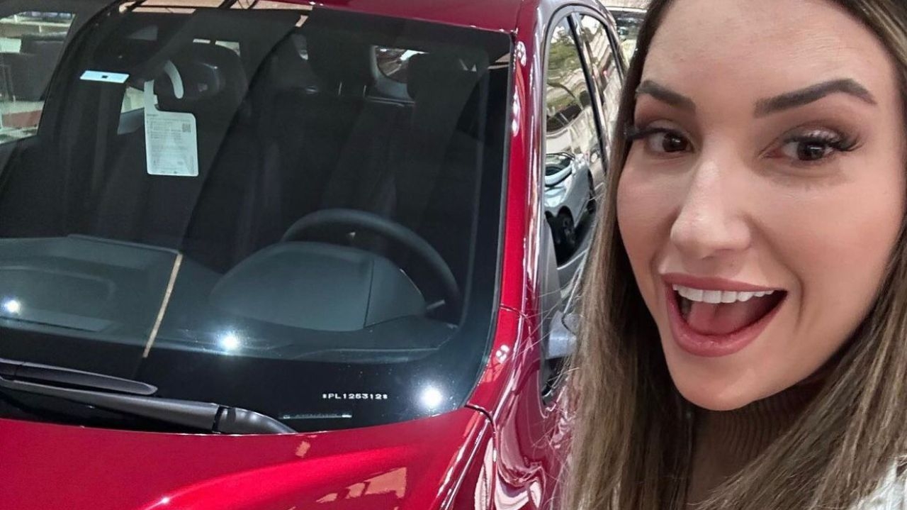 Amanda Meirelles recebe carro que ganhou no BBB23 