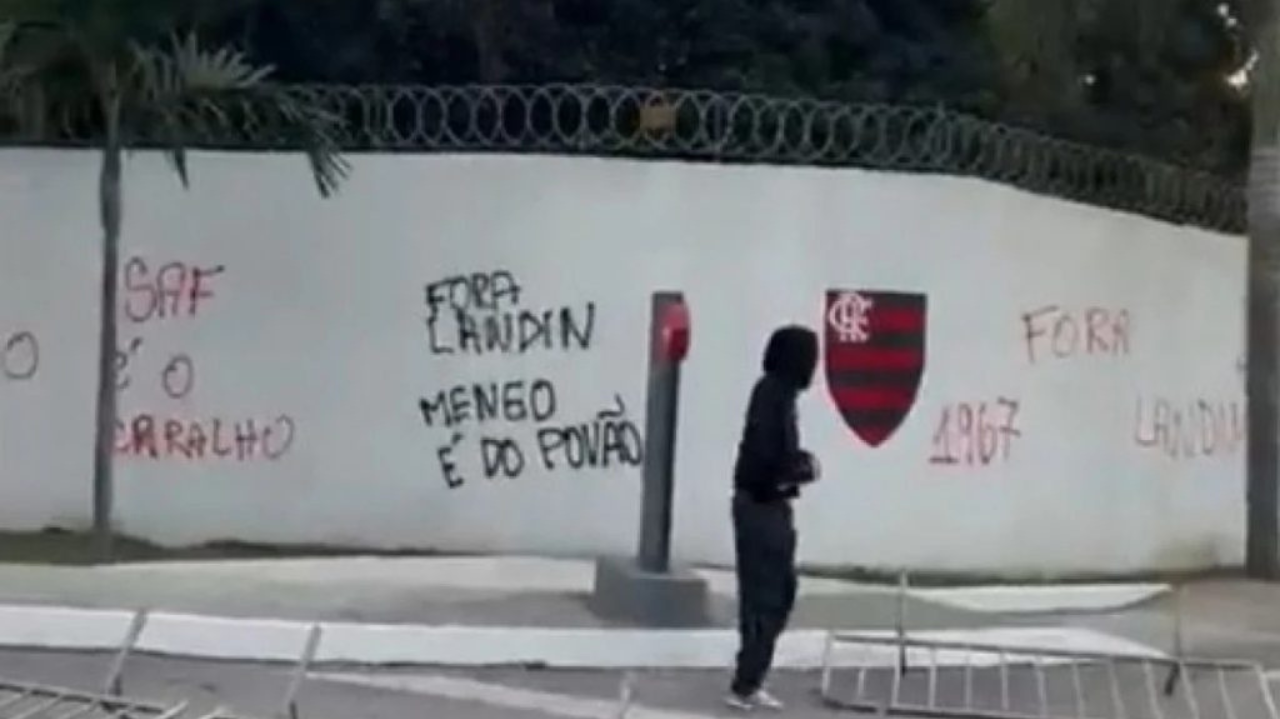 Torcedores do Flamengo picham muro do CT em protesto contra o presidente do clube